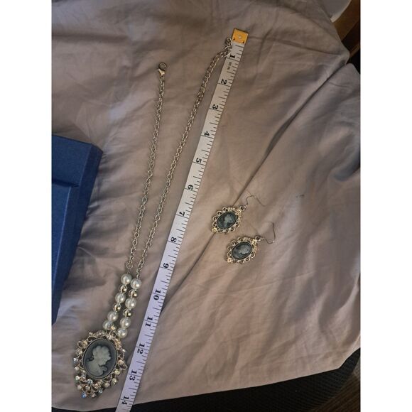 NIB- Beautiful Gray Cameo set with faux pearls & clear crystals - Picture 6 of 8